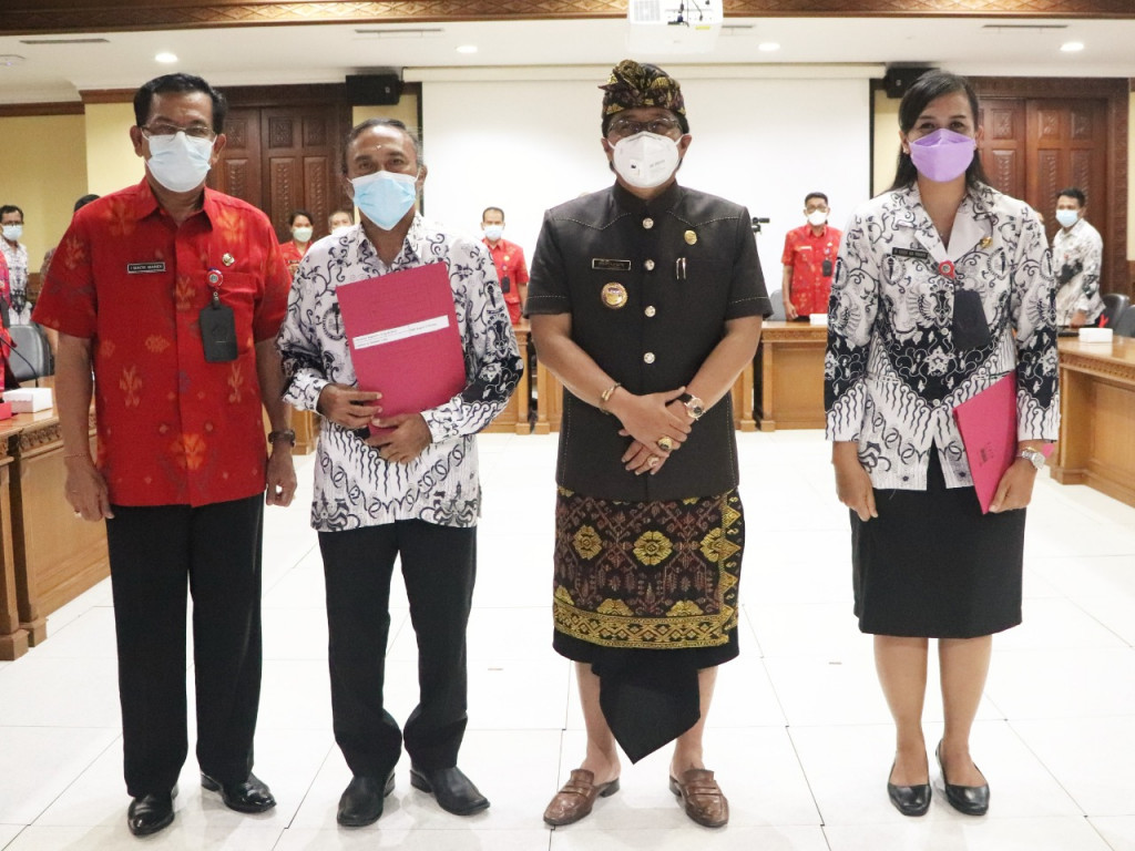 Serahkan SK Pengangkatan Kepala Sekolah SD dan SMP, Bupati Giri Prasta Berpesan Agar Bekerja Dengan Baik